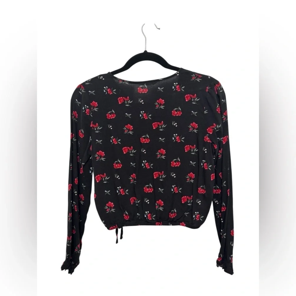 2/15 Black with red flowers V-neck long sleeve top